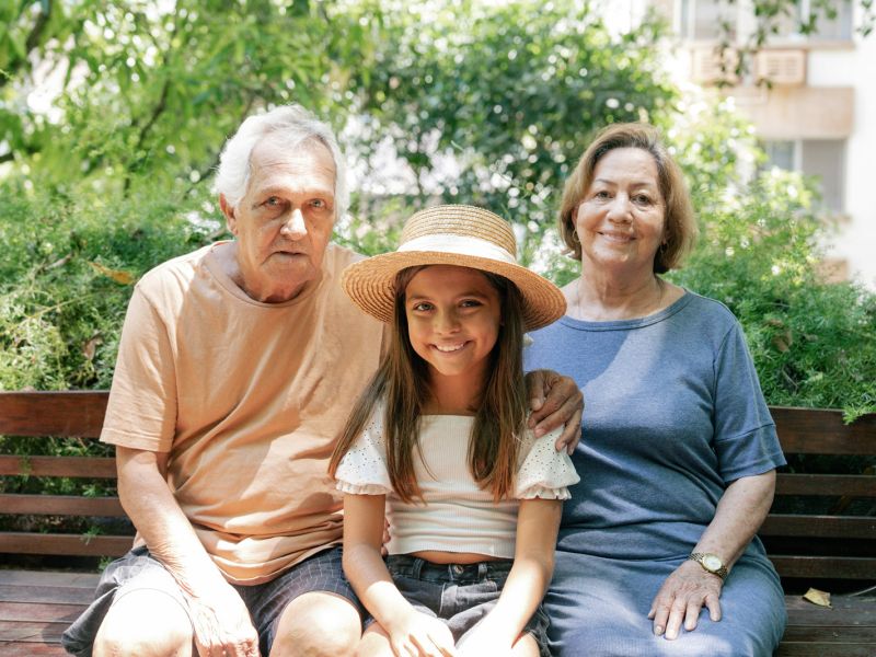 Ein Eis auf der Parkbank mit meiner Enkelin